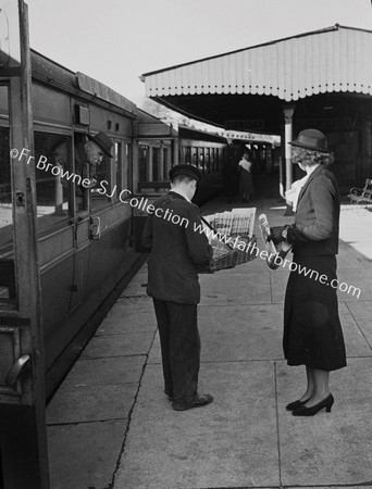 PLATFORM SCENE LADY BUYING REFRESHMENTS